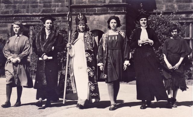 De studentenvereniging 'Historica' presenteert de nieuwe corpskostuums. En één dag later ontbonden.  